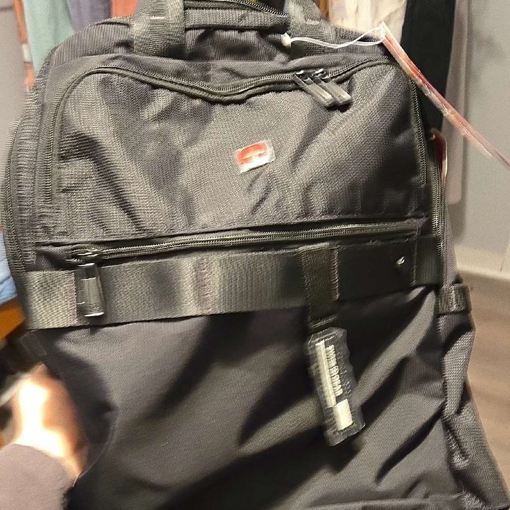 SwissGear Black and Gray Men's Backpack - Picture 6 of 16